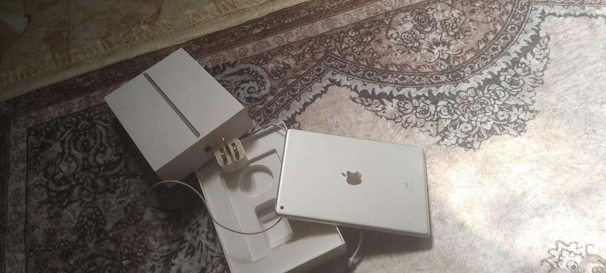 ايباد 9ذاكرة 64 كامل مكمل ملحقاتة والكارتونة والشاحنة الاصلية مالتة
البطارية يمكن فوك80 
الايباد مابي شي زلغ مابي بس شوية بي تراب بلكلاس وما مأماثر ابد كدامك تجي تفحصة  السعر 200  العنوان بغداد 
*********** واتساب
