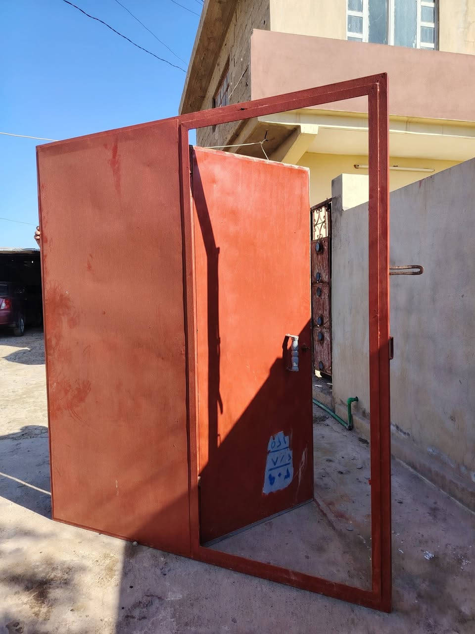 متوفر باب حديد ثقيل الطول ٣ أمتار ونصف الارتفاع ٢متر السعر ٤٠٠ وبي مجال المكان الموصل الشلالات***********
