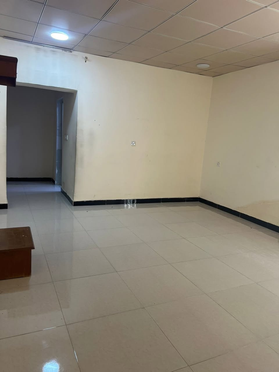 شقه في دور السود طابق ٣ تحتوي على غرفتين وصاله ومطبخ وخدمات للايجار ٧٥٠وبيها مجال للتواصل والاستفسار ***********
