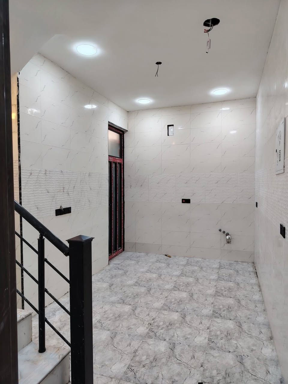 مشتمل للبيع – جديد (زيرو) وجاهز للسكن
▪️ المساحة: 50 متر
▪️ البناء: طابقين
▪️ غرف النوم: 2
▪️ الصحيات: 2
▪️ غرفة سويت
▪️ استقبال
▪️ مطبخ
المواصفات:
✔️ شغل درجة أولى
✔️ باب قاصة تركي
✔️ شبابيك ألمنيوم
✔️ نظام كاميرات 
📄 البيت باسمي مباشرةََ
📄 إقرار محكمة أول
❌ بدون دلالية
💰 السعر: 81 مليون وبيه مجال بيع نقداً فقط 
📍 العنوان: بغداد – الدورة – البوعيثة – مجمع السلطان الثالث
📞 الهاتف: ***********
📲 يوجد واتساب
