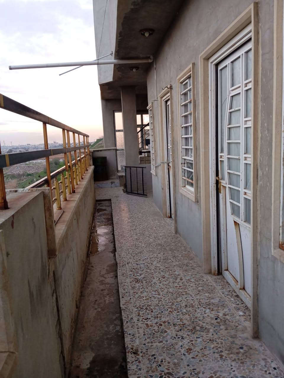 شقة للإيجار – الموصل / الجانب الأيمن / حي 17 تموز
شقة سكنية طابق الثاني،مساحة واسعة  150 متر  مناسبة للعوائل، تقع في منطقة هادئة واطلالة فريدة على الجانب الايسر وفندق الموصل وقريبة من جميع الخدمات.
تتكون من:
٢غرف نوم
صالة
مطبخ
صحيات
بلكونتين
الشقة مرتبة وجاهزة للسكن فوراً.
الإيجار الشهري: 300,000 دينار عراقي
للاستفسار يرجى التواصل على الرقم: 9647741661281+
9647778442182+


**إذا كنت صاحب هذا الإعلان وتريد حذفه لأي سبب، رجاءا أرسل رسالة إلى الدعم الفني**