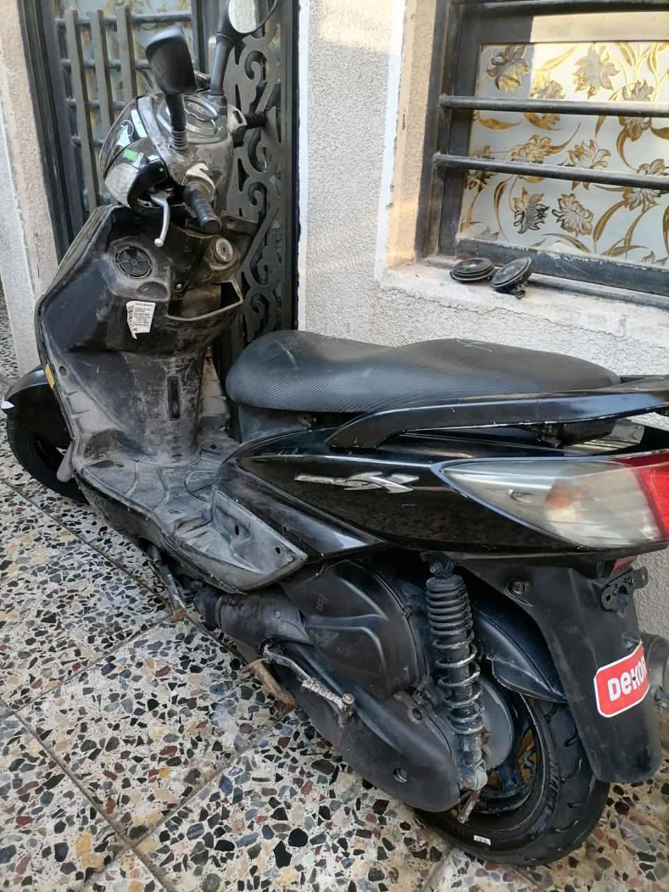 السلام عليكم للبيع دراجه سكنس فحل كابريتر مكينه مكفوله شلعه ومعدل خير من الله سعره 600وبيهه مجال مكاني بغداد الشعب هاذا رقمي ***********
