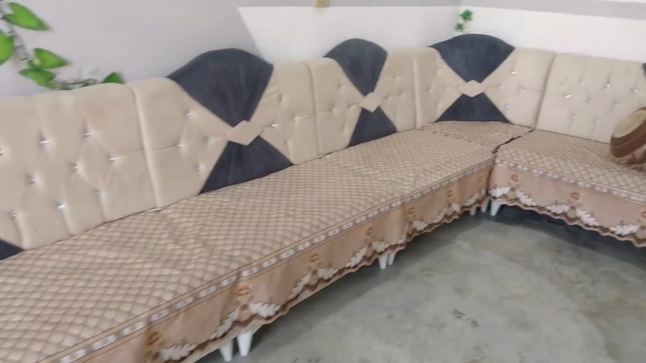 ديوان استندر أخذته جديد استخدام يمي بس عندي الاسفنجه مال المقعد راجعه شويه حك إصبعين موضح بلفديو ويا طبله والوجوه والكوشات كلهم للبيع ويا لاكسر ولا تصليح.250الف كامل ‏‪***********‬‏
