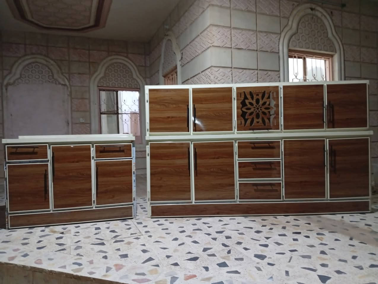 كاونتر مع ملحق وسنك 
الكاونتر طوله مترين ونص 
والسنك متر ونص 
نظيف مثل مو مبين بالصور 
المكان  التأميم 
الرقم ***********
