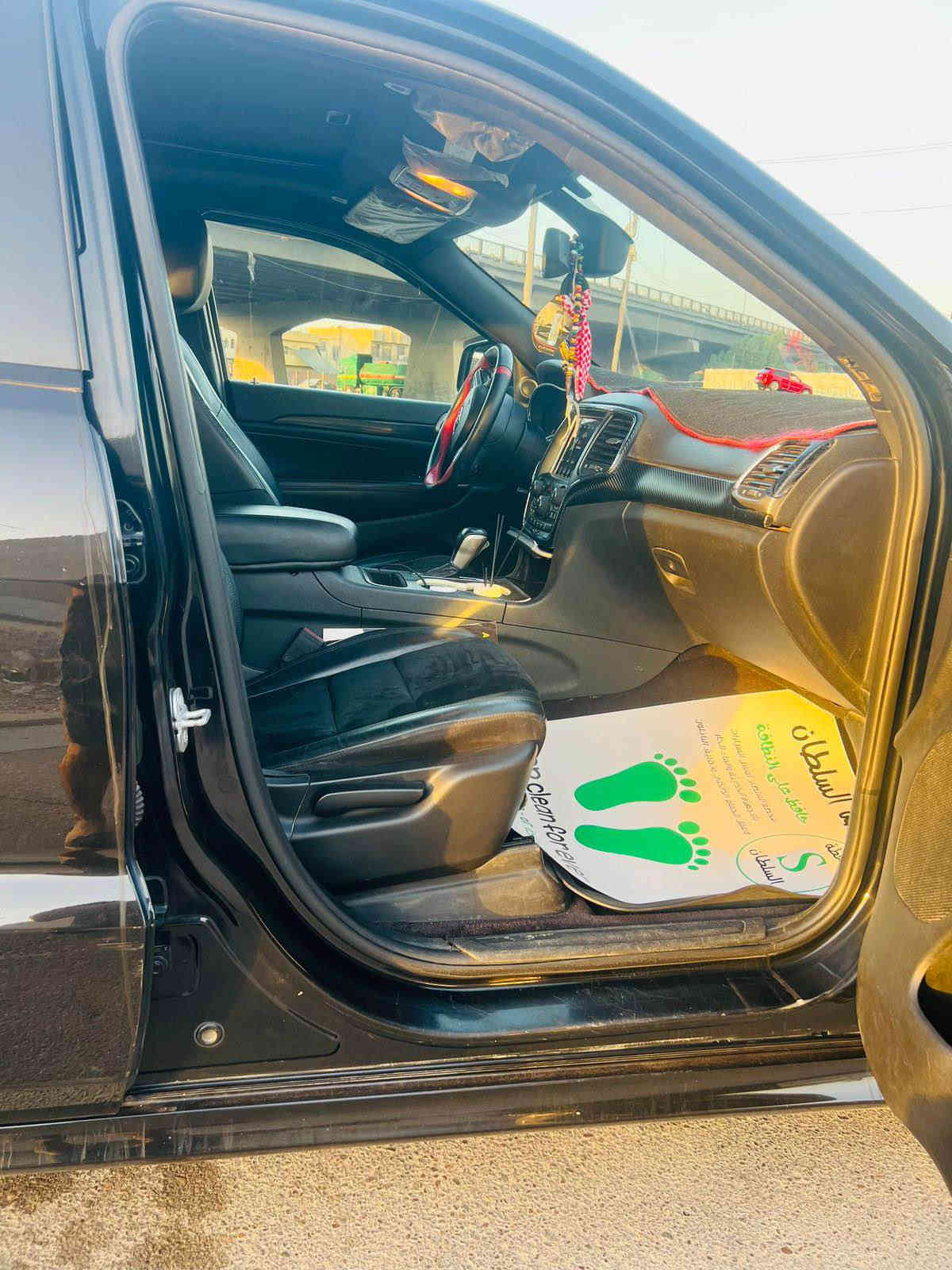 السلام عليكم جيب موديل 2018 بلاك توب فول مواصفات بيهة جاملغين وبنيد مكفولة من الدواخل والشواصي سيارة كامل مواضفات من الصندوك الكهرباء والرادار الخلفي وتدفئة كشنات وستيرن كشن كهرباء السيارة بيهة خانة السادسة واكفة ابيعلك بيهة مكينة اتريد اجفت اتريد اتبدل بقت يمك السيارة شغالة وبيهة شلعة ومعدل اتخبل وللعم ما مفتوحة المكينة قبل سيارة صدر امامي خلفي تخم تاير عليهة ادامة كاملة 
السعر ١٨٦ 
مكان السيارة بغداد حي الجامعة *********** بغداد
