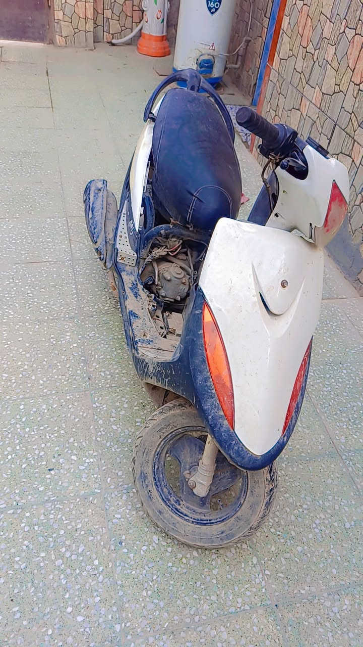 السلام عليكم دراجه ماكس للبيع
الدراجه كدامكم

الدراجة عوزها صفاحيات وكهربايتها ماطره عليهن الدنيا وواكفات .

وعوزها دشلي مال هندر . كلهن مايصيرن ب 50 الف 

اني تاركها لان ما فارغلها محرك كفاله تشغلها وتطلع للبصره 
سعر 300 

.التواصل ***********
