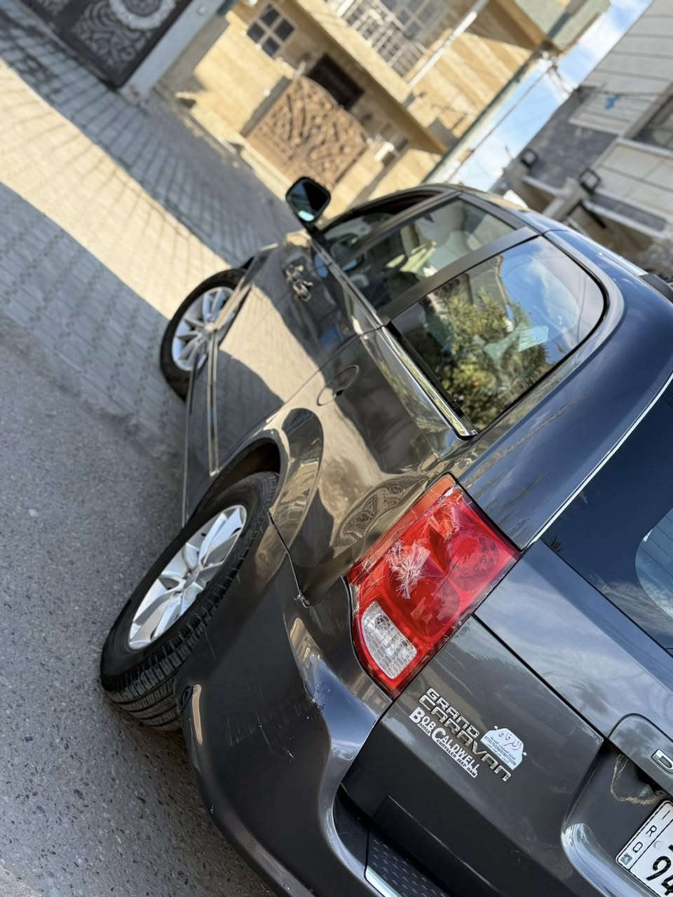 السلام عليكم ورحمة الله وبركاته 

- دوج كرفان Dodge Caravan
سيارة للبيع 
دوج كرفان 2020 لون رصاصي 
وارد أمريكي الضرر خلفي مرفق صور الحادث مع المنشور 
العداد : 73000 mi 
الموصفات نص فول 
حجم 6 سلندر 3600
7 راكب
كرسي السائق كهرباء
الكشنات جلد 
تبريد 3 قطع 
شاشة بالسقف 
كامرة 
تحكم ستيرن 
كشنات خلفي منفصل
الابواب الخلفية كهرباء
باب الصندوق كهرباء 
تشغيل عن بعد 
الارضية مدوشمة جلد بالكامل 

السيارة نظيفة وجاهزة من كلشي 
بيها طخة خفيفة بالعراق الجاملغ الايمن موضح بالصورة 
بيها منظومة غاز 
تخم تايرات جديد 
المحرك و الكير مكفولات + زيت الكير و الفلتر جديد 
حالة الصدر جيدة 

رقم بغداد انكليزي 
السعر 19.500 وبيها مجال

مكاني بغداد الكريعات 
للاستفسار
***********
