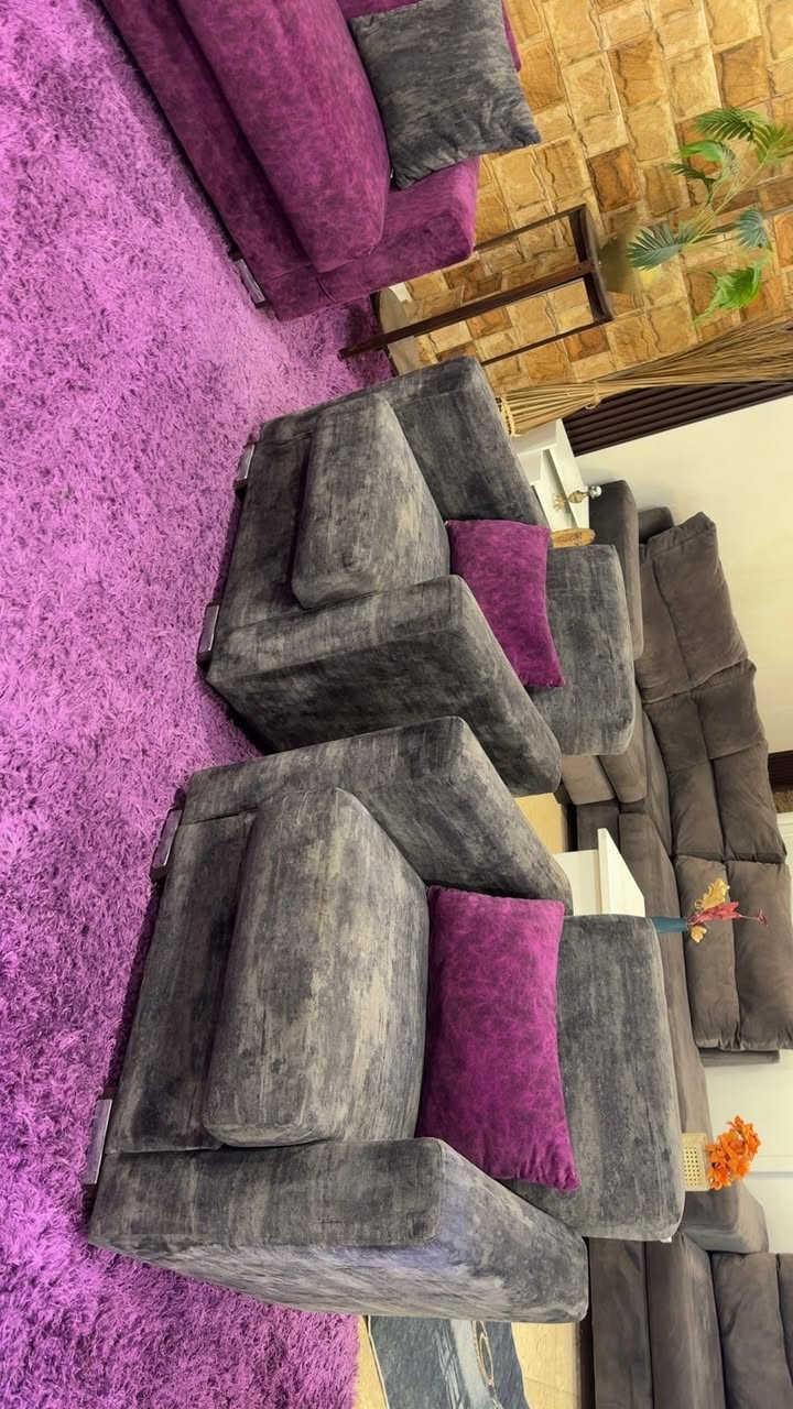 طقم كنب صوفا بيد modern 🛋️ بمواصفات عالية جداً 💯
📍مكون من ثلاثيه 🛋️ عدد 2 و مفرد 💺عدد 2 🤍
📍نظام جكات لكامل القطع لتصبح كل قطعه عباره عن تخت 🛌 
📍 داخل كل قطعه Box للتخزين 📦
📍 مقاعد اسفنج ضغط عالي "مريح جدا" 🤍
📍خشب سويد 🪵 صلد 💛✨

📍 أستخدام بسيط جداً بوضع الوكاله ✨ ) ،


**إذا كنت صاحب هذا الإعلان وتريد حذفه لأي سبب، رجاءا أرسل رسالة إلى الدعم الفني**