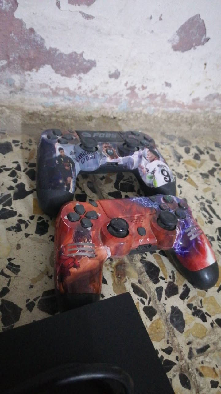 السلام عليكم __بلي فور 4 فات مال باله
اصلي بمعنه الكلمه من
 واير شحن اصلي جوستكات
واير ربط اصلي مال بلي 4
سماعات مضخم اصلي وياه
قرص وياه فيفه 23
جوستكات اصليه وياه
السعر 275 وبي مجال ___رقم الهاتف ***********
مكاني بابل حي نادر 3
