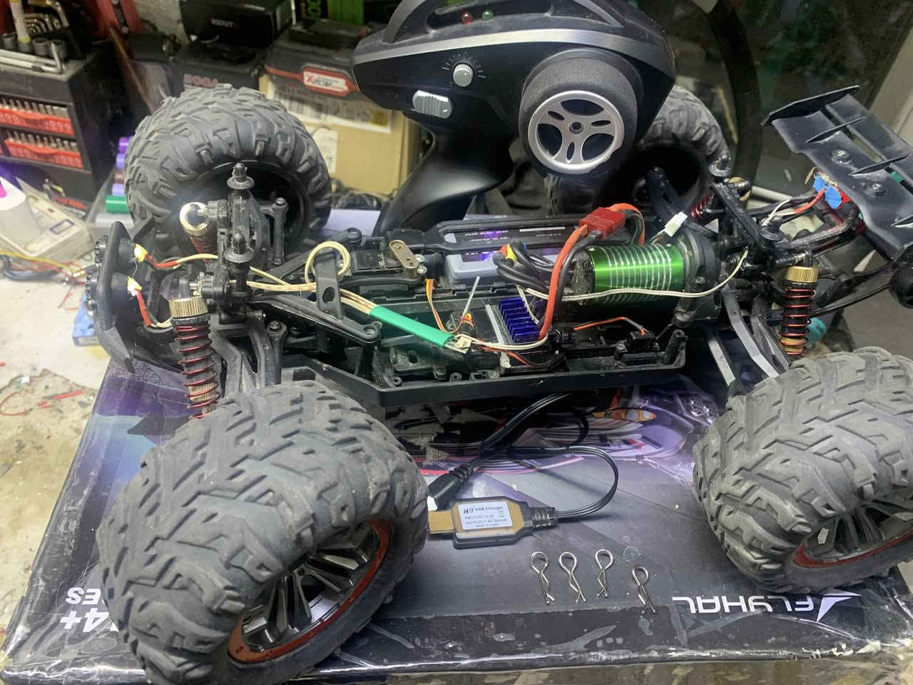 🏎️🏎️🏎️🏎️🏎️🏎️🏎️🏎️🏎️🏎️🏎️🏎️
#اعادة_نشر 
‏FlyHal
حجم 1/10
مستخدمة
نظافة 90‎%‎
دفع رباعي 
‏4x4
سرعة 75 كم
شفتات حديد
دارايڤرات حديد
منظومة برشلس
محرك برشلس شركة 
🔋بطارية 7.4🔋
‏🔋3600🔋mAh 🔋ملي امپير 🔋
مزودةانارة امامية خلفية 
ويل بار خلفي الاصلي 
كڤر جديد
ريموت شركة 
كارتونة 
شاحنة اصلية 🔌
السعر خاص 
🏎️🏎️🏎️🏎️🏎️🏎️🏎️🏎️🏎️


**إذا كنت صاحب هذا الإعلان وتريد حذفه لأي سبب، رجاءا أرسل رسالة إلى الدعم الفني**