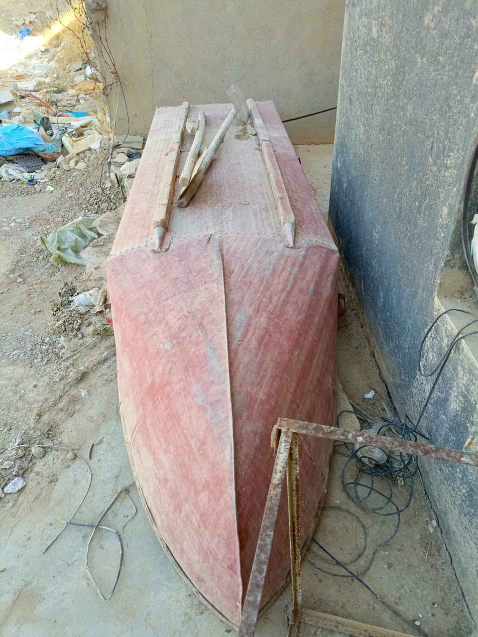 قارب للبيع مصبوغ صبغ اساس يتسع ثلاث اشخاص عمل خليل      الحسيني للاستفسار اتصل على الرقم ***********
