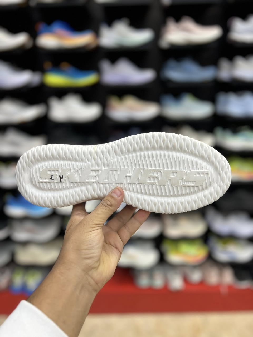 Skechers

تقنية Slip-ins: مصمم ليُلبس بسهولة بفضل كعب معزز يتيح للقدم الانزلاق للداخل مباشرة.
الجزء العلوي: مصنوع من نسيج شبكي (Mesh) يسمح بالتهوية ويوفر الراحة طوال اليوم

اصلي وكاله غير مستخدم
متوفر قياس 41–43
السعر 60

العنوان النجف ملحق الروان 
توصيل 🚚 محافظات 6 داخل النجف3 
*********** واتساب
