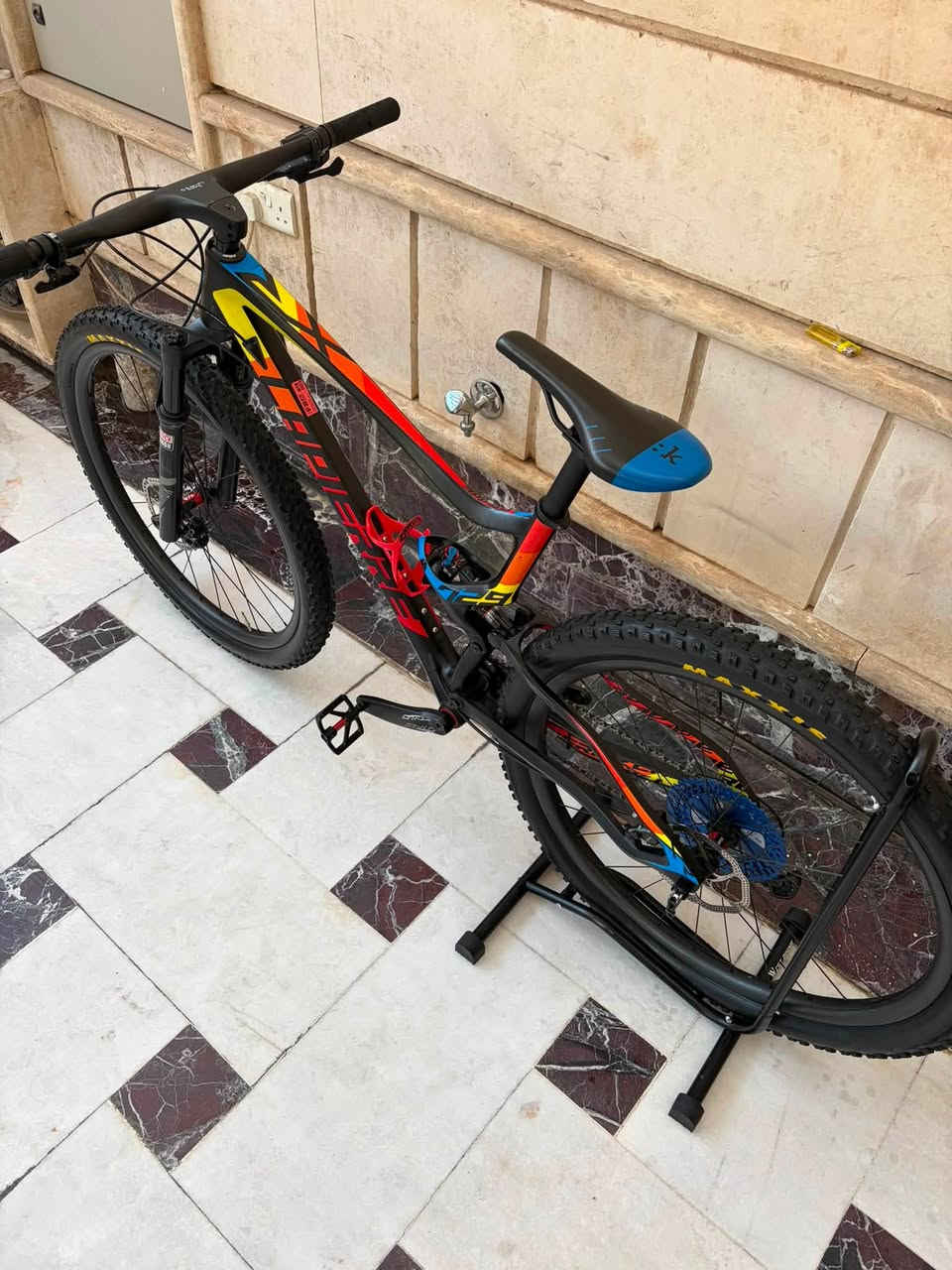 السلام عليكم🌟
للبيع دراجه ماركه LAPIERRE الفرنسيه
حجم الفريم L 
حجم التاير 29 
كروب سيت SRAM SX 
دبل امامي ROCK SHOX 
تحكم بل ستيرن 
دبل وسطي ROCK SHOX
تايرات من شركه MAXXIS 
الامامي MAXXIS ARDENT 
الخلفي MAXXIS FOREKASTER
التايرات بنضام الچوبلس 
سرج من شركه fizik 
بطيخات DT SWISS 240
ستيرن كاربون 
بوري سرج كاربون 
وياله كاربون 

مكاني بغداد زيونة 710📍
للتواصل/***********☎️
