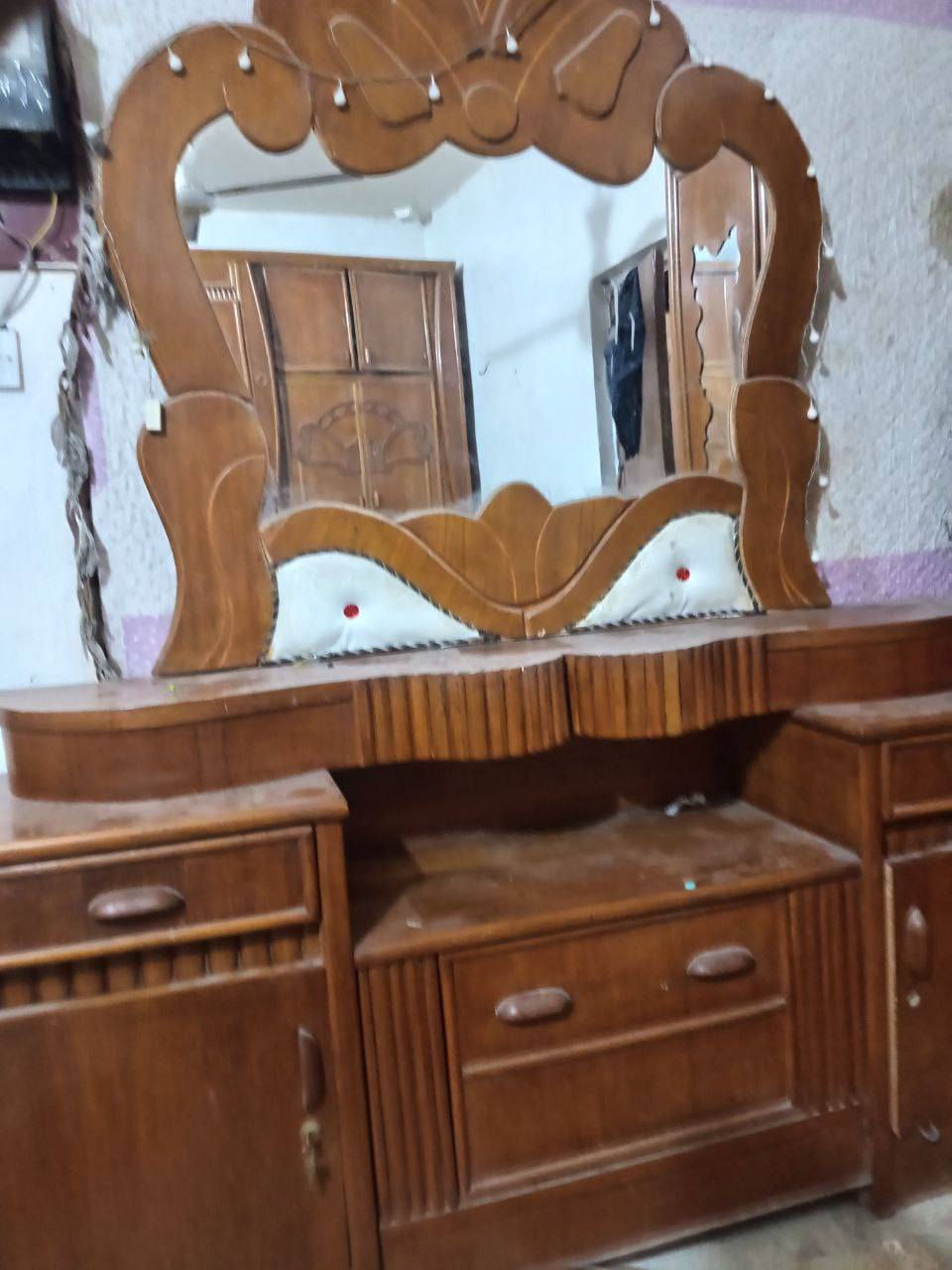 السلام عليكم غرفة نوم لبيع ب500 وبيها مجال الاتصال ع الرقم ***********
