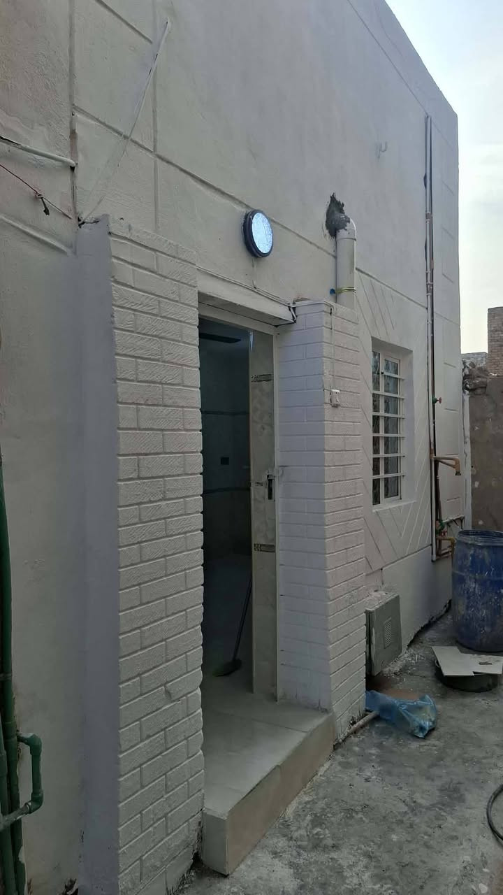 يوجد بيت البيع المساحة بلسند 52 بس واقع حال تقريبآ 70 العنوان  بلولايه بشارع بيت حطاب يتكون غرفه صاله مطبخ وغرفه فوك بيت مرتب وجديد بناء طابوك  الاستفسار ع الرقم الهاتف ***********
