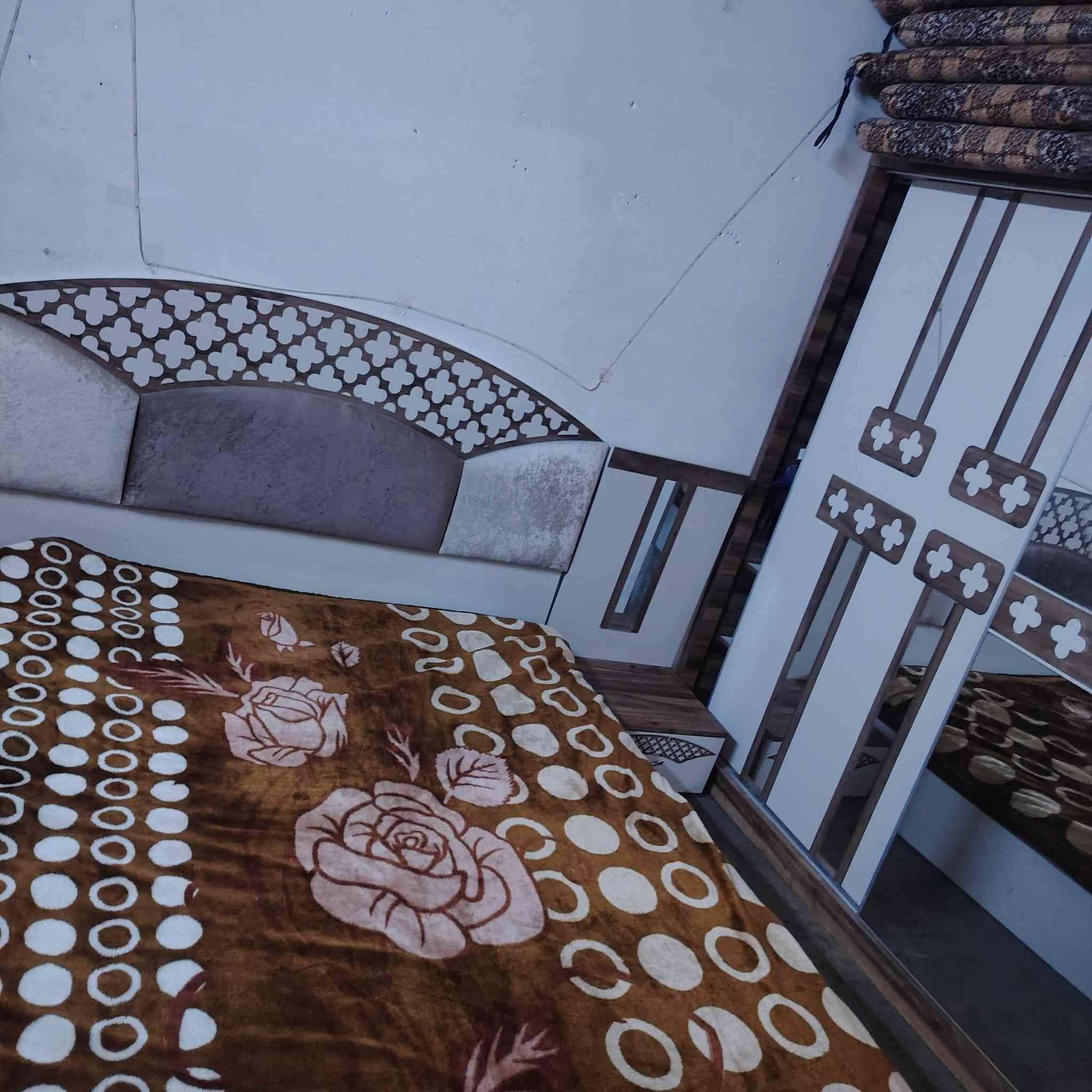 السلام عليكم
غرفة اخشاب مستعمله قليل اخت الجديده السعر 350 وبيها مجال للشراي.. اتصل ع الرقم ***********
