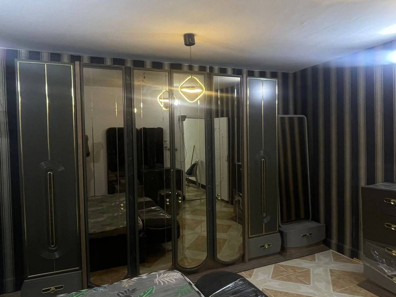 غرفه تركيا مودرن 9 قطع 
السعر مليون 100 
العنوان بغداد الشعب 
غرفه نضيفه اي ضرر ما بيها


**إذا كنت صاحب هذا الإعلان وتريد حذفه لأي سبب، رجاءا أرسل رسالة إلى الدعم الفني**