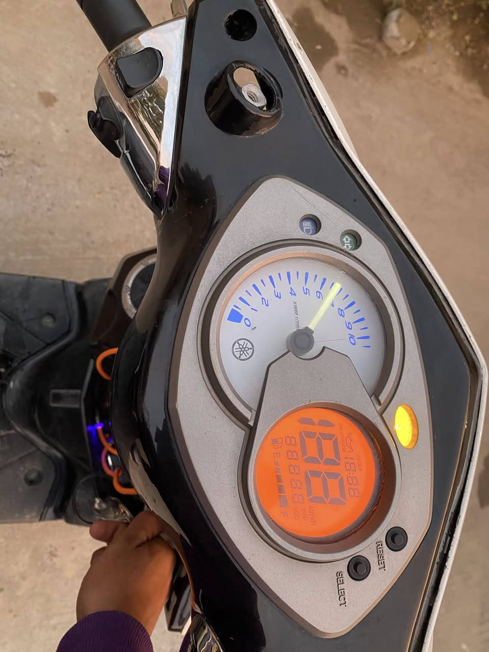 سلام عليكم سكنس فحل بوشة 58صالنصة رياضي الدراجة نكرة بكل وقت شلعا ومعدل تآكل الشارع  
سعر 800جوة السوك 
المكان جسر المثنى 
رقم ***********
