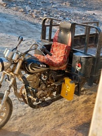 ثلاثي دراجة (تكتك) للبيع بحالة جيدة، مدهون بلون أسود جذاب مع تفاصيل زخ...