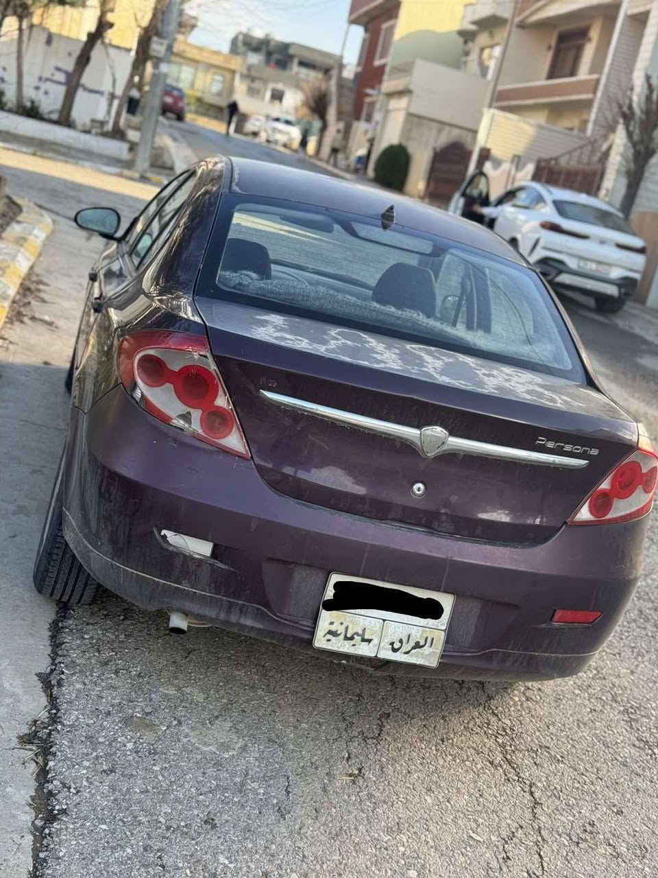 پرۆتۆن مۆدێل 2009
ڕەنگی عەنەبی
گێری ئۆتۆماتیک
بۆیاغی دو پەڵەی بجوکی پێوەیە
هیچ دەعمێک و ناو گرتنی نییە
کاڵبونەوەی سەقف و سنوقی هەیە 
سەنەوی بەسەرچوە
گێڕ و مەکینەی گۆڕاوە بە کرۆلا
کارەبای و گەرمی و ساردی هەموی ئیش ئەکات
سعری 48 گەڵایە
*********** السليمانية, العراق
