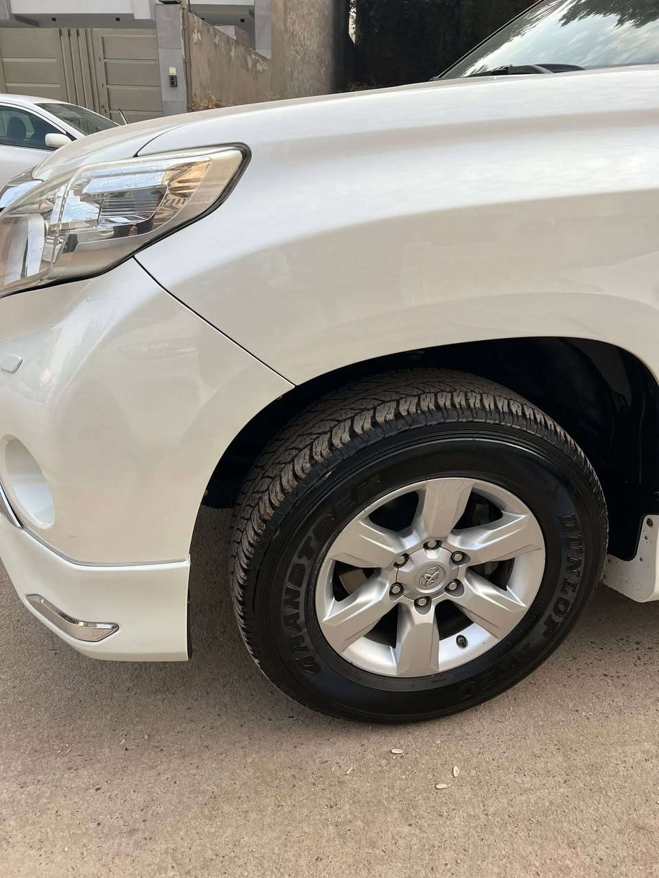 سلام عليكم 👋
للبيع فقط برادو موديل ٢٠١٥ رقم بغداد سنويه بأسمي مجددة 
السياره مكفوله وجديده مال جناي 
ماشيه ٩١,٠٠٠ حقيقي وشرط الفحص 
مواصفات Txl المعروفه 
كل نقص مابيهه صدر تايرات ادامه عامه مسويلهه جاهزه من كلشي 
السعر ٣٤٨ ورقه وبيهه مجال وكلشي اكوو بالسوك 
للأستفسار ***********
