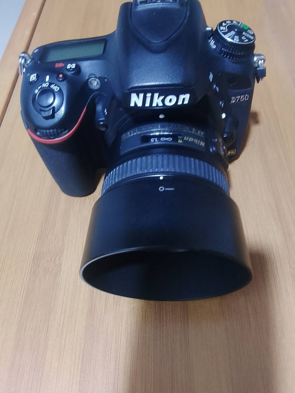 *📸 للبيع Nikon D750 فول فريم - نضيفة 90%*

*مواصفات الكاميرا:*
- *عدد الشتر*: 28K فقط، بعدها جديدة 😍
- *الحالة*: نضافة 90% بدون كسور او فتح

*العدسة والملحقات كلها اصلية:*
- *عدسة*: Nikon 50mm f/1.8 G نضافة 95% عزلها نار للبورتريه
- *بطاريتين* اصليات Nikon EN-EL15
- *شاحنة اصلية* + *كارتون* الكاميرا
- *حزام كتف* Nikon اصلي
- *رام 32GB* سريع
- *ناقل صور Card Reader* هدية للشراي

*السعر: مليون و 100 الف دينار* وبيها مجال بسيط للشراي الصدق 💵

*المكان*: البصرة - قضاء المدينة  تواصل خاص
*التوصيل*: متوفر لكافة محافظات العراق 🚚 

*


**إذا كنت صاحب هذا الإعلان وتريد حذفه لأي سبب، رجاءا أرسل رسالة إلى الدعم الفني**