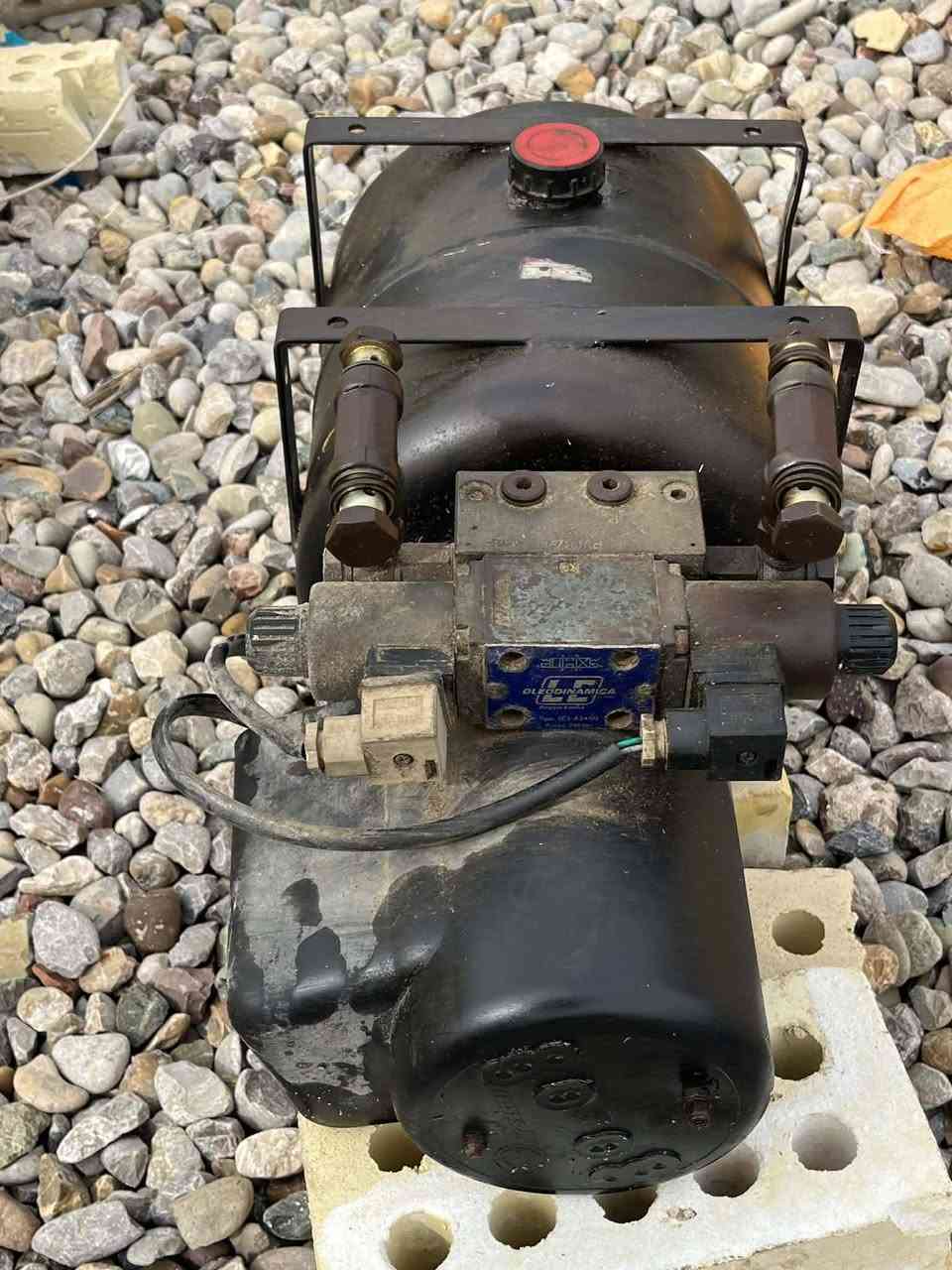 السلام عليكم للبيع مظخة هيدروليك بلادية مال سيارة رفع جكات تشغيل عل باتري/***********
