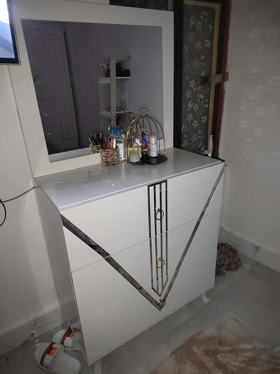 عندي هاي الغرفه تركي ٦ ابواب نظيفه عدا الميز مالت المرايه بي ضرر جرارته يحتاجلها سكك ٣ ثلاثتهن مكسرات السكك. السعر 300مكانهه بتنومه الصالحيه


**إذا كنت صاحب هذا الإعلان وتريد حذفه لأي سبب، رجاءا أرسل رسالة إلى الدعم الفني**