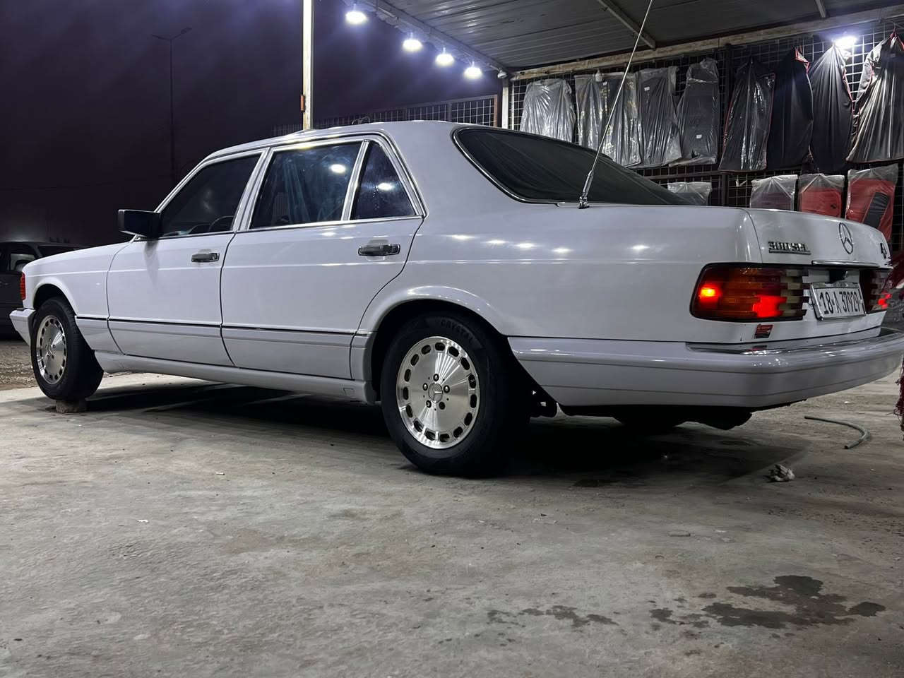 سلام عليكم. للبيع مارسدس مديل 88حجم 300باب طويل سياره نضيفه كلش رقم بغداد فول بيه مكانات صبغ دواير جاملغات الخلفيه بيه مكينه بيه بخار 
وياه كير ومكينه وورد ياباني 
بعدهي ممشدوده 
يعني بيه كير ومينه بلاديات وياه كير ومكينه حاويه بعدني ماشادهن  مكان سياره كربلاء 
للستفسار *********** 
السعر 85
