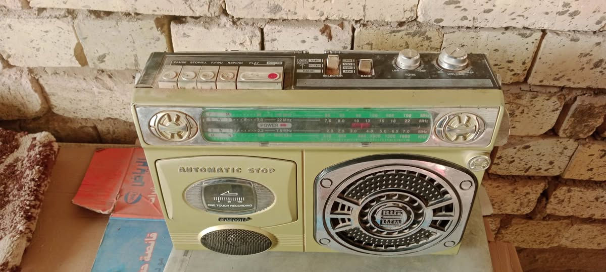 مجموعه اجهزه الراديو والمسجل القديم ابيع بحساب عاطل 11 جهاز الي تفيده يتفظل مكاني  بغداد *********** بسعر مناسب
