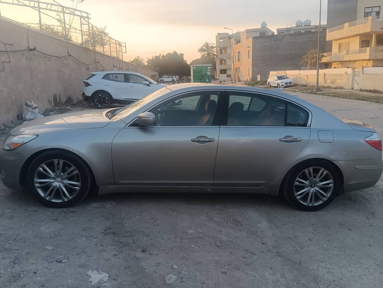 جينسزز 2011 رقم بغداد باسمي 
السياره فول مواصفات ومواصفات الجنسزز معروفه عند الجنايه 
كير ومحرك مكفولات 
اتشغل وتروح للبصره اي نقص مابيها 
السياره بيها 4 قطع صبغ ( من هل 4 قطع اكو قطعتين جارده متبين بالصور الا تتقرب عليها ) واكو طلقه بالبنيد مضروبه معجون بدون صبغ ، ابيعلك حزام حتى ما اتفاشل 

للتواصل ماسنجر 
واتساب ***********
