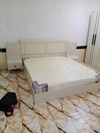 ​غرفة نوم كاملة بحالة ممتازة وتصميم عصري أنيق باللون الكريمي (البيج ال...