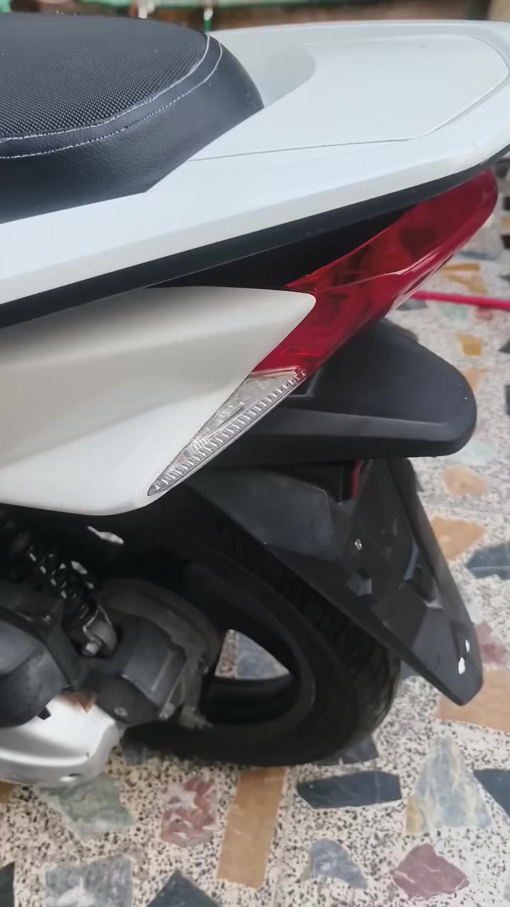 ‏السلام عليكم PCX جيل ثاني🇯🇵 ياباني      
‏​⚙️ المحرك: 125CC
‏​🎨 اللون: ابيض صدفي مـمـيـز ❄️.  
‏ماشية 32 الف وبل يابان ماشية 30 الف  
‏الدراجة وياهة سويجات 2
‏مواصفات
‏حساس ازدحام ✅
‏حساس استان ✅
‏وشاديلهة mp3 بل جنطة 
‏الدراجة ورقة المزاد مالتهة وصور اليابان وتقريرهة  مالتهة موجود    
‏ 🛠️ الدراجة: مكفولة      
‏​​📍 الـمـكـان: بـغـداد : مدينة الصدر
‏📱 لـلـتـواصـل والإسـتـفـسـار:📞 [‪***********‬) 
‏
