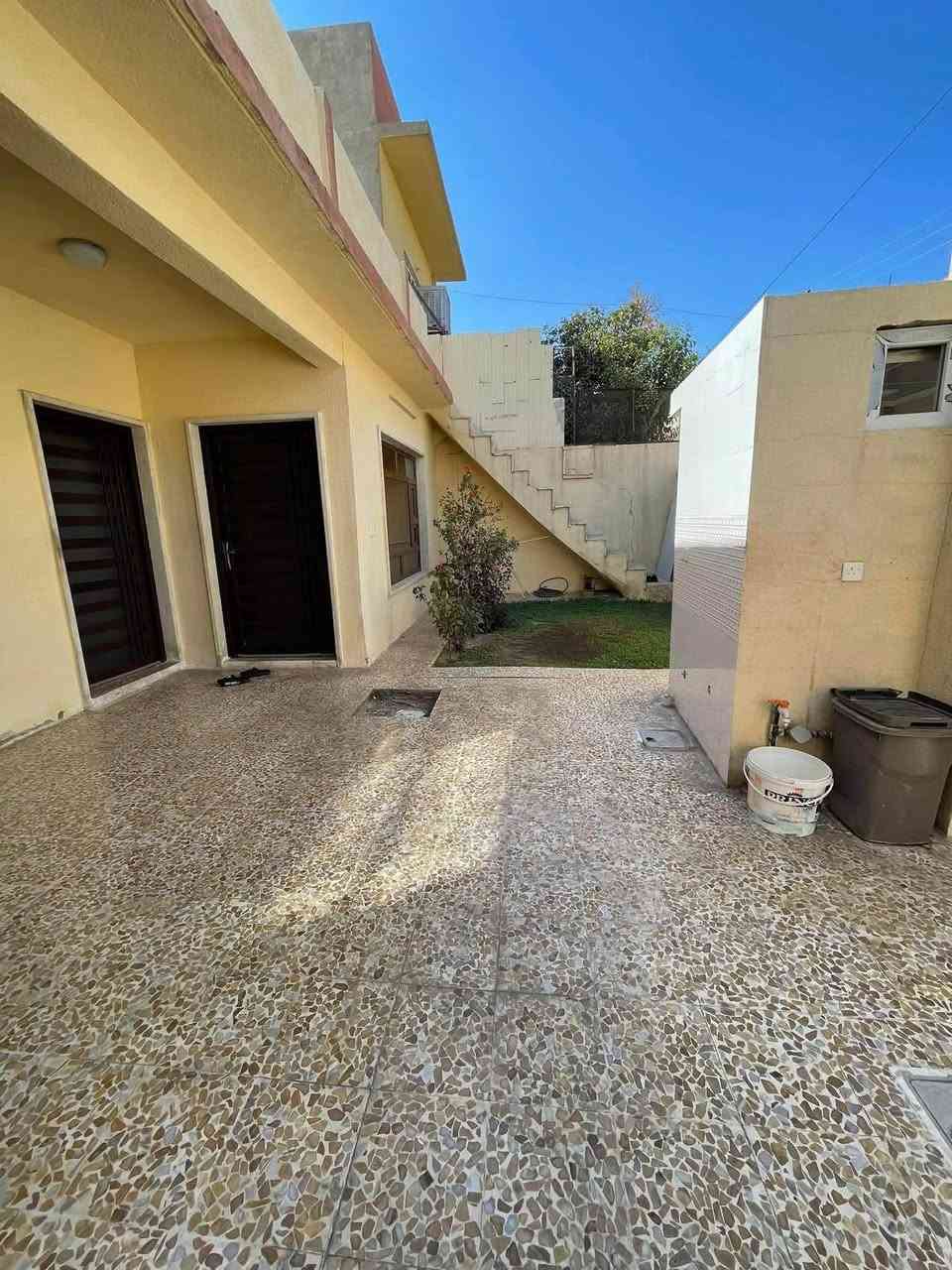 🏘️دار للبيع محدث بالكامل 
📍الموقع حي البلديات (الافرع المقابله لسانكو مول)
✅ مساحه ٢٠٠ متر واجها ١٠ متر 
📌يقع على شارع صبه ٨ متر 
✅يتكون من طابق واحد فقط مطبخ وهول واستقبال وغرفتين نوم وخدمات ومناور 
⁉️للاستفسار مراجعه مكتبنا في حي البلديات قرب افران العلا 
او الاتصال بنا *********** /***********
