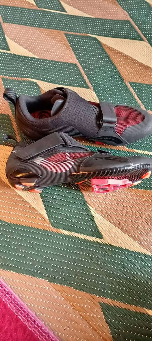 الانقراض مال باله للبيع الحذاء واللوكات قياس الحذاء 41 انظاف قطعتين ويريدهن بهن مجال سعرهن مكان الايمن***********
