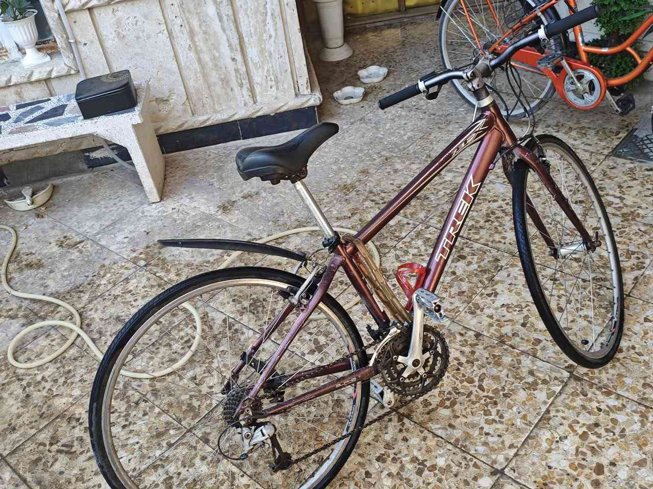 🔴🔴🔴يتوفر للبيع🔴🔴🔴
🔥🔥بايسكل مستعمل اخو الجديد من ماركة🇺🇸 Trek من فئة c700🔥🔥

طبعا يجي البايسكل بقير ثلاث نمر أمامية و7 خلفية يعني سياقة براحة ومتانة 🔥🔥

يجي بحجم 26 يعني مناسب لجميع الفئات العمرية 🚴

ومع هدايا حاملة مطارة وعداد لاسلكي من شركة in bike الامريكية وفسفورات وجاملغات وتايرات وجوبات جديدة 🫡🚴🔥

🔥🔥السعر ((130)) فقط وبي مجال للطيبين🔥🔥

عنواني بغداد القاهرة قرب حلويات عدنان (((لايوجد
 توصيل)))

للتواصل *********** على الواتساب او الهاتف المحمول

