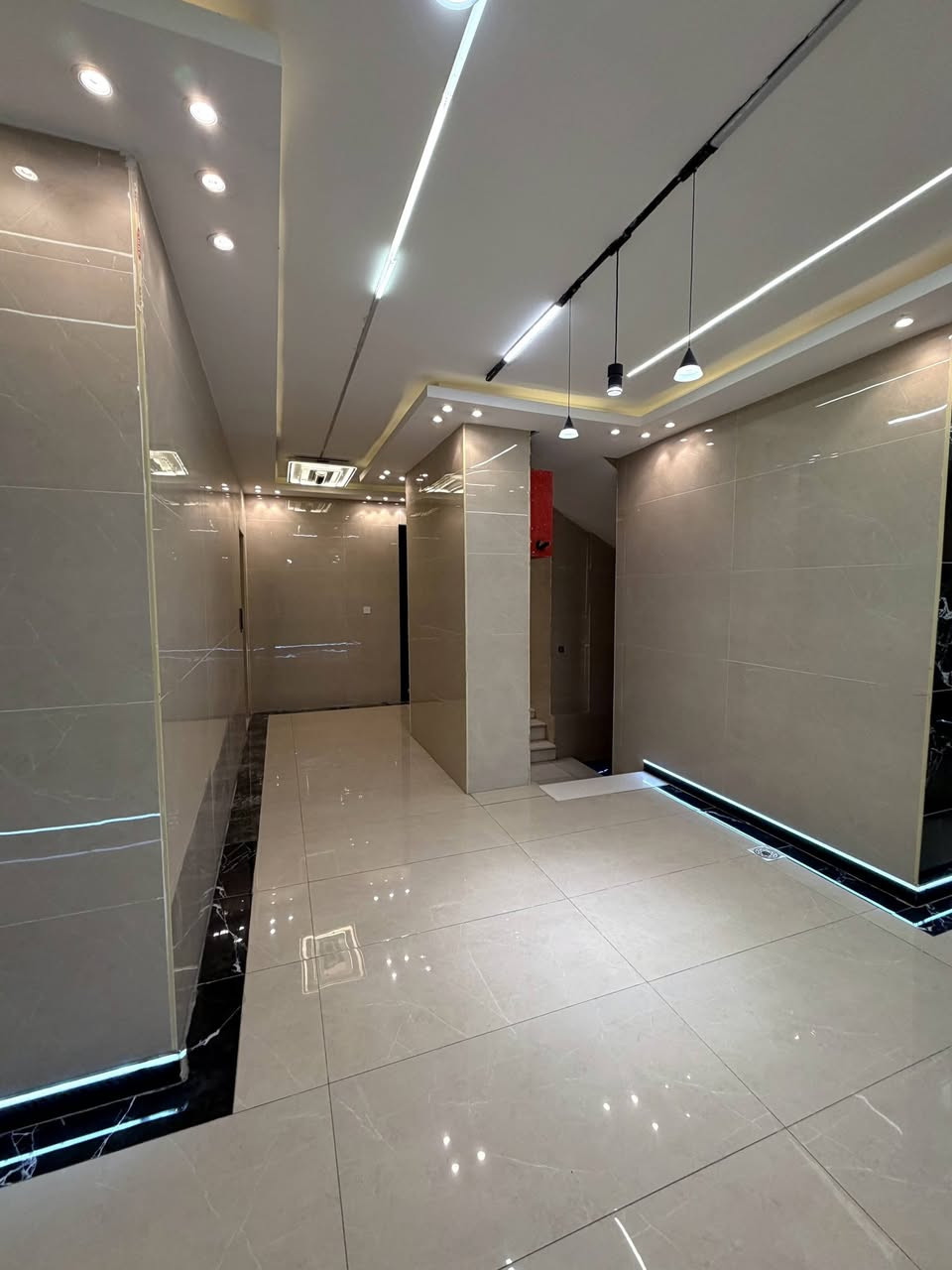 شقة حديثة للايجار في ابو نؤاس مطله على نهر دجلة الفرع بين شارع الكرادة داخل وابو نؤاس يوجد فيها :

غرفتين وصالة
حمامين
120 متر
الطابق الرابع
البناية حديثة جدا
كراج
حارس
بناية نظيفة وامنة
جرس مع بوابة الكترونية
باب تفتح بالبصمة
بلكونة واطلاله على نهر دجلة
زجاج مزدوج 
مصعد
سعر مليون ونص 
للتواصل ***********
