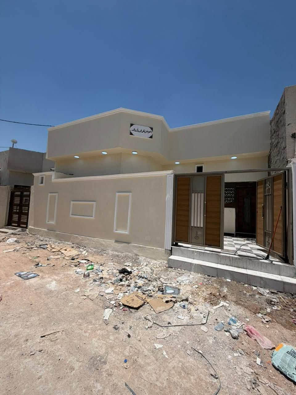 دار سكن للبيع
يحتوي على 2 غرف منام + هول+ مجمع صحيات داخليه + ديوان خارجي + صحيات خارجيه + كراج سياره + ترك ومنور +مطبخ

مساحه المنزل ١٥٠متر 

نوع العقار طابو زاعي سند ٢٥ بسم عراقي وكاله ومكتبه ونسخه من طابو

علماً المنزل بالكامل سيراميك 

نوع السقف كونكريت 

يتوفر كهرباء أمبيرات 

المنطقه تحتوي على جميع الخدمات ماء وكهرباء ومستوصف صحي ومدارس ابتدائيه 

الجيران ذهب صافي 

العنوان البصره شط لعرب الجزيره شارع زين العابدين

علماً المنطقه اصوليه بيوت موضفين طابو والمنزل محاذي للبيوت الطابو 

السعر المطلوب ٧٥ وبي مجال ان شاء الله 

للاستفسار التواصل خاص او على الرقم التالي***********
مكتب عقارت المهندس
