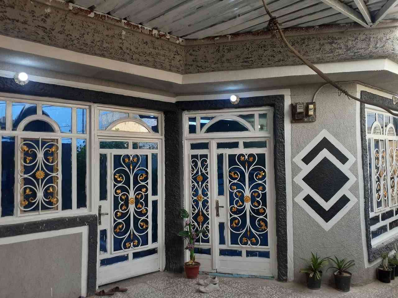 سلام عليكم دار للبيع طابوصرف مساحه 200 طابق واحد شارع 80مقابيل مدينه ألعاب أرض بابل  يبعد عن الشارع حوالي 70متر يتكون 2غرف نوم وصاله ومطبخ وكلدوروصله وصيحات خارجية وحمام رقم صاحب الدار ***********
