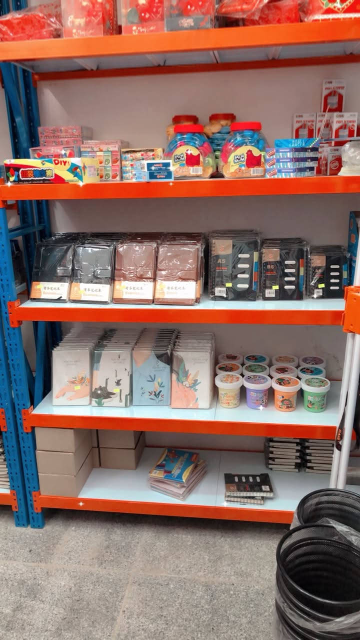 السلام عليكم مكاني الحلة بابل  عندي رفوف حديد للبيع جديدات استعمال قليل عددهن 7 رفوف ثلاثة منهن كبار طولهن مترين و90 والعرض مترين 
و أربعه منهن حجم وسط الطول مترين و90 والعرض متر ونص 
يفيدن لكل المحلات من غذائية انشائية قرطاسية 

سعر الشراء مليونين ونص وسعر البيع مليون و800 وبيهن مجال 
للاستفسار تواصلو عالارقام التالية ***********
***********
