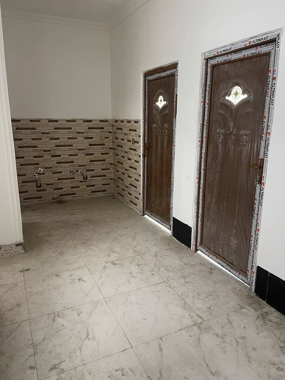 السلام عليكم بيت طابقين   كربلاء جنة السلام واجهه مرمر وعند الدخول توجد مغسله وتواليت ومساحه 60متر صاله وأستقبال وحمامات و  الطابق الثاني بي غرفتين نوم واسعه مع حمام للاستفسار الاتصال ع الأرقام 
***********
***********
