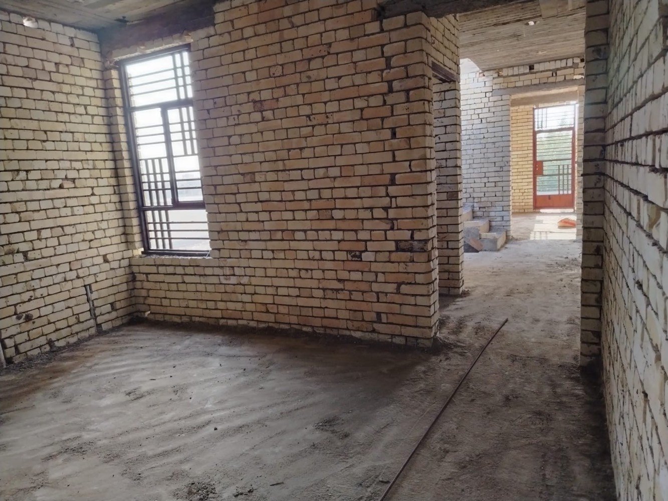 ٨١ متر واجهة ٥ نزال ١٦
البيت مدخلين
٣ غرف نوم كبار
٣ حمامات ٢ داخليات وواحد خارجي
بوب وشبابيك كاملات كل البيت
ارتفاع الرفت ٤٠ سم
البيت رباط داير
فقط البيتونة ممصبوبة
خامس فرع عن الشارع العام
المجمع مي اسالة مو من الشط
مجمع النسور الثالث مقابيل العدل تابع لشركة القلعة البيظاء