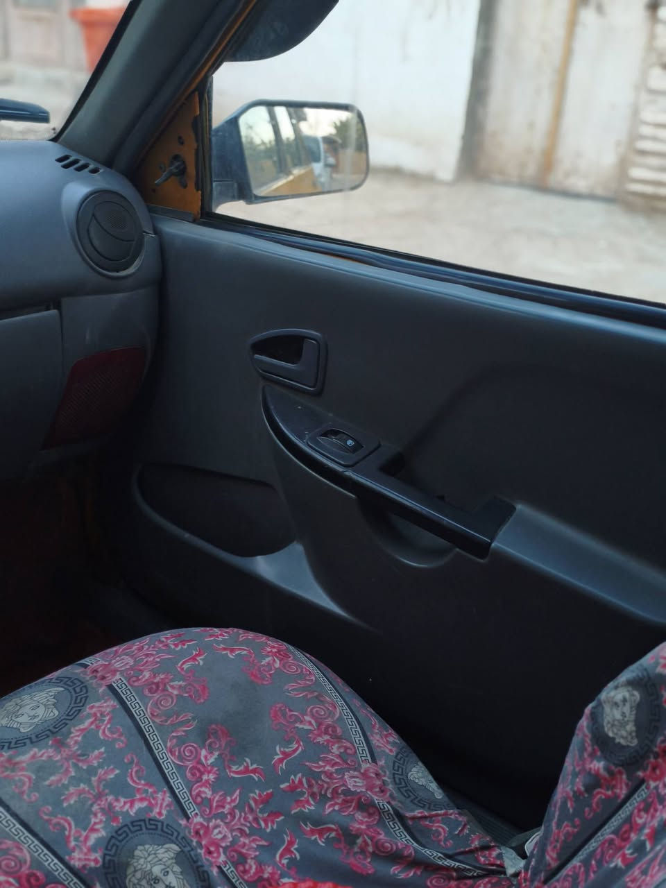 السلام عليكم شباب سيارة سايبة موديل 2014 للبيع بسعر 12 ورقة سنوية عضم عاج مسئول عن  سرقة أو عشائر . حدادية جديدة كير جديد تم تاير بس المكينة بيها بخار . المكان البراكية اكبال بانزين خانت ريبار شارع مطار الجديد. رقد ***********
