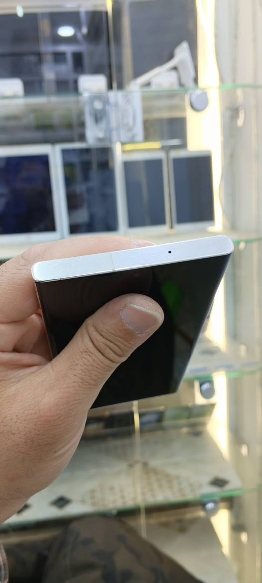 Galaxy S23  Ultra

2سیم و  زاکیره 256 گێگا و ڕام 12 گێگا و شاشەی   Daynamic Amolid X2  و  نوێبونەوەی شاشەی 120هێترزە و پرۆسێسەرییsnapdragon 8gen 2یی   لەسەرە و کامێرای 200 مێگا پێکسڵ و زومی کامێرای 100x و سه ماعەی ئیسترێۆیە و پاتری 5000ملی ئە مپێرە  پاک و خاوێنە و تەنیا پاتری بۆ گۆڕاوە   وردەیەکی کەمی  سەر  له مسی  هەیە وەک لە وێنەکاندا دیارە نرخی 440$ دولار و مه عمه لەیەکی که م 

شوێن/چە مچه ماڵ + گەیاندن هەیە شمشمل, السليمانية


**إذا كنت صاحب هذا الإعلان وتريد حذفه لأي سبب، رجاءا أرسل رسالة إلى الدعم الفني**