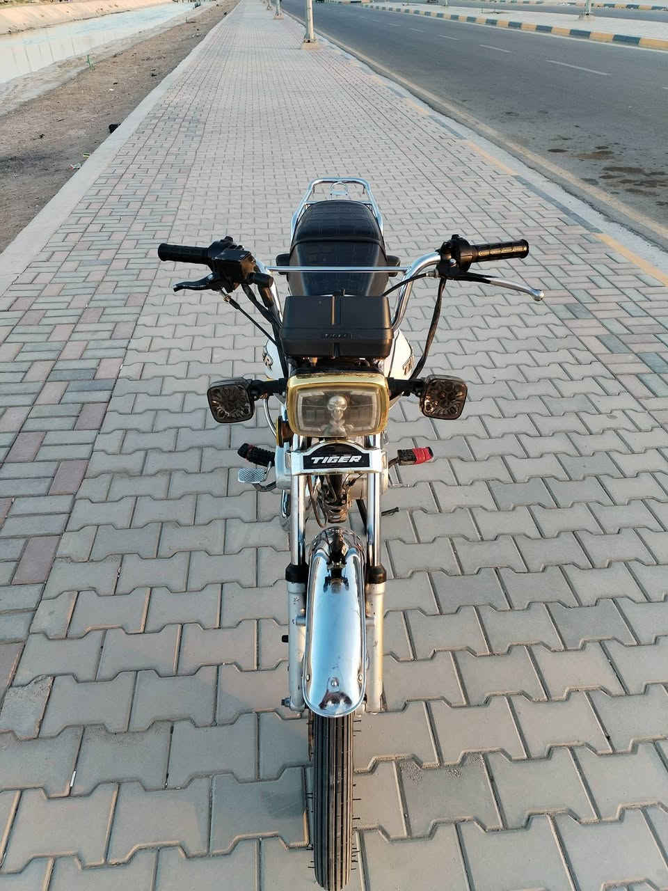 السلام عليكم دراجه اربعه كير نوع تايكر مديل 23 أوراق  دراجه نظيفه مامفتوحه احله من الصور مابيه نقص السعر 800وبي مجال مكاني كوت العزه القديمه 
الاتصال عل الرقم  ***********
