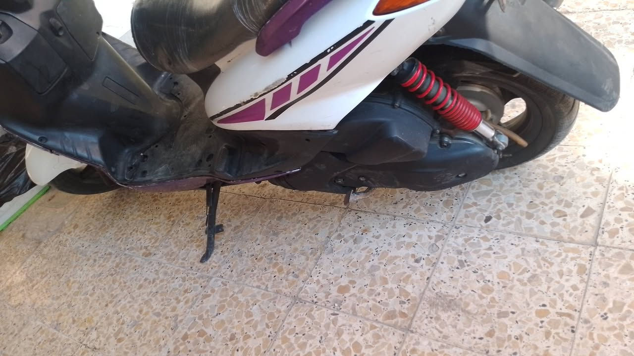 السلام عليكم دراجة سكنس كوري نثية للبيع مكينة حلوة لا  نضوح لا تنقيص ناعمة بلمشي كلش كهرباءيات كلهة تشتغل دبل اشارة يمنة يسرة نقص قبق مال اشارة الورة قفل استيرن منفيس موجودة لايت زنون عالي ناصي بيهة تفاصيل حلوة سعرهة 450 مكانهة الحميدية *********** ممتواجد فيس
