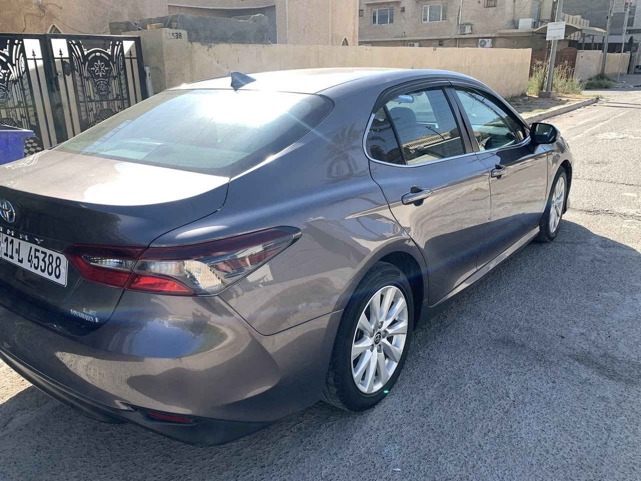 🚗 للبيع: تويوتا كامري Toyota Camry LE 2022 (هايبرد / وارد أمريكي) 🇺🇸.

🔹 تفاصيل السيارة:

 اللون: رمادي فيلي
 الممشى: 150 ألف كيلومتر (حقيقي).
🔹المواصفات ومميزات الـ LE:
 المحرك: منظومة هايبرد (Hybrid) .

 التبريد: نظام S-FLOW الذكي لتوجيه التكييف وتوفير الطاقة، مع تبريد ثلج.
 الأنظمة الذكية: نظام الرادار والتنبيه عند الخروج عن المسار، رادار أمامي، ومثبت سرعة ذكي.
 الشاشة: شاشة أصلية تدعم Apple CarPlay و Android Auto مع كاميرا خلفية عالية الدقة.
 وضعيات القيادة: (Eco / Normal / Sport / EV Mode).
 الراحة: تحكم ستيرن كامل، نظام التكييف ثنائي المناطق (SYNC)، وداخلية مخمل نظيفة ومريحة جداً.

🔹 حالة السيارة (الحادث):
 السيارة وارد أمريكي، حادثها 
 (جاملغ وبنيد فقط في أمريكا) 
.
💰 السعر: 175 ورقة (17,500$)
📍 المكان: بغداد - العامرية
📞 للتواصل والاستفسار: ***********
