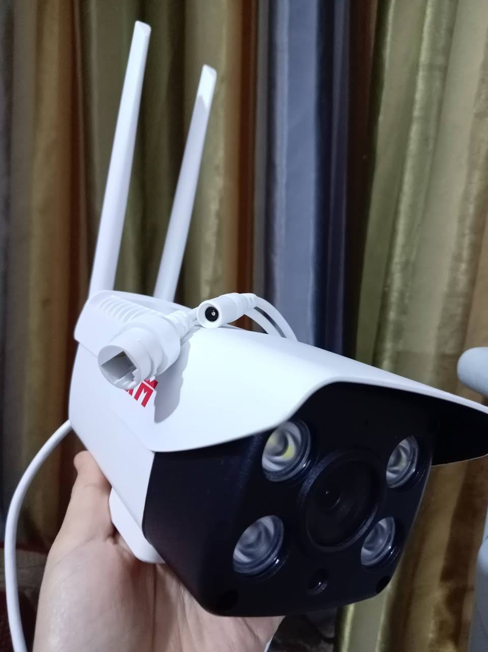 هذه كاميرا مراقبة خارجية من نوع (XM) وتتميز بالتالي:
دقة التصوير: توفر دقة عالية تصل إلى 1080P FHD أو حتى 5 ميجابكسل في بعض الإصدارات. 
الرؤية الليلية: مزودة بتقنية رؤية ليلية بالأشعة تحت الحمراء للعمل في الظلام. 
الاتصال: تدعم الاتصال اللاسلكي عبر الواي فاي، كما تعمل مع تطبيقات المراقبة السحابية مثل XMEye. 
المميزات الذكية: تحتوي على ميزات مثل كشف الحركة والتنبيهات الذكية، وتدعم الصوت ثنائي الاتجاه.


**إذا كنت صاحب هذا الإعلان وتريد حذفه لأي سبب، رجاءا أرسل رسالة إلى الدعم الفني**