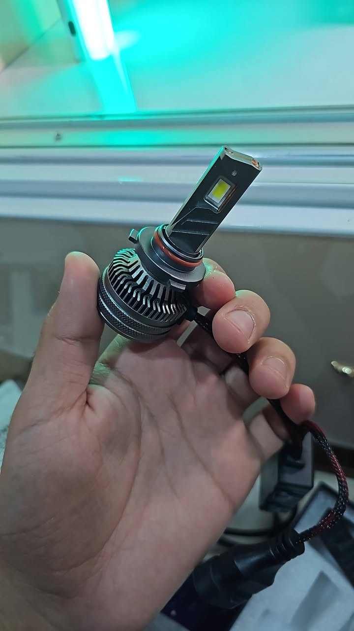 السلام عليكم
LED يتميز بتبريد سريع ومروحة مدمجة.
​القوة: إضاءة أقوى بنسبة 400% ومدى يصل إلى 500 متر.
​التوافق: يعمل على السيارات الصغيرة (12V) والشاحنات (24V).
​اللون: أبيض ثلجي (6000K).
​المميزات:
​Mini Size: حجم صغير يسهل التركيب في أغلب السيارات.
​Canbus: لا يسبب ظهور رسائل خطأ.
​Plug & Play: تركيب مباشر بدون تقطيع أسلاك.
​عمر طويل: يدوم بنسبة 300% أكثر من اللمبات العادية
يتوافق مع مقبس دوج جورني العالي 9005 (HB3)


**إذا كنت صاحب هذا الإعلان وتريد حذفه لأي سبب، رجاءا أرسل رسالة إلى الدعم الفني**