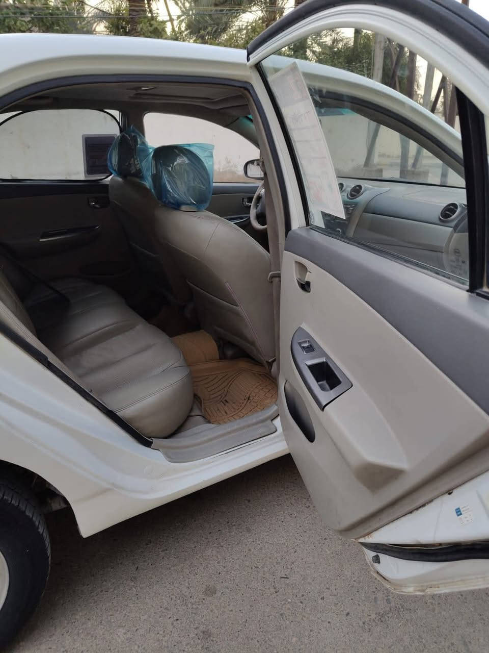 السلام عليكم بي واي دي موديل 13 للبيع كفالة من الضربة والصبغ فقط الهلالات معمره شي بسيط بأسمي سنوية30
فول مواصفات 1/1 شاشة اندرويد كاميرا وباقي المواصفات معروفة مكينة وكير كفالة تبريد ثلج لايتات زينون نقصها فقط فلاوين سعره70 طلبو عليه مايأثر فقط بالتشغيل شوية صوت غير هذه مابيه والله سيارة حلوه ومال جناي بلكات جدد عبوة فيت بم كاملة جديدة 
العنوان ناصرية مدينة الصدر 
للاستفسار الاتصال على رقم ***********
السعر 58 وبيها مجال بسيط للشراي
